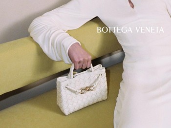 Mini Andiamo siap menjadi sentuhan elegan pada outfit apa pun. &ldquo;Andiamo&rdquo;, yang dalam bahasa Italia berarti &ldquo;ayo berangkat&rdquo;, mencerminkan semangat pergerakan, dinamisme, dan kemudahan./ Foto: Dok. Bottega Veneta/Drew Vickers