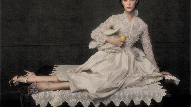 Daisy Edgar-Jones Tampil Artistik dalam Editorial British Vogue Bergaya Klasik
