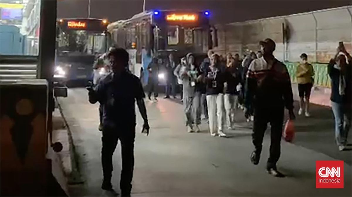Suasana Penumpang TransJakarta Turun di 'Jalur Langit' Imbas Bus Mogok