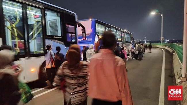 Dampak bus Transjakarta mogok di jalur koridor 13, Rabu (12/8).