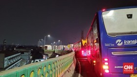 Koridor 13, Rute 13B, dan Rute L13E Transjakarta yang dikenal sebagai 'jalur langit' mengalami perpendekan hingga Halte JORR akibat truk mogok.