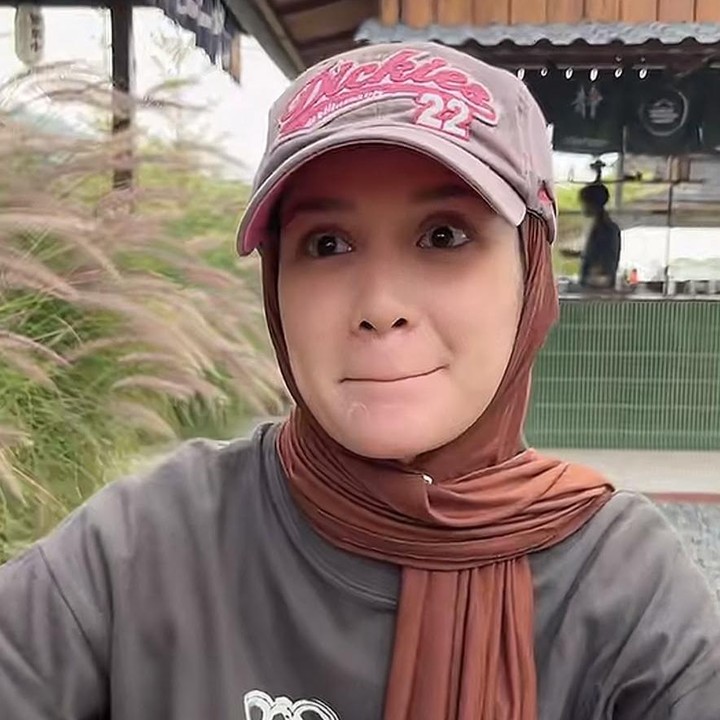 <p><em>Postingan</em> itu pun langsung dibanjiri komentar netizen yang memberikan pujian untuk sang aktris. &ldquo;Cocok banget pake hijab MasyaAllah makin cantik. Semoga istiqomah. Aamiin,&rdquo; tulis akun <em>@unis****.</em> &ldquo;MaashaAllah kak Dea cantik banget, semoga istiqomah&hellip;bahagia dunia akhirat yah kalian,&rdquo; tulis <em>@ha****.&nbsp;</em>(Foto: TikTok @mazaki.ahmad)</p>