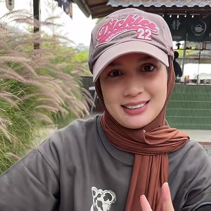 <p>Dalam unggahan itu, Dea tampil cantik mengenakan hijab berwarna cokelat yang dilengkapi dengan topi. Momen itu diabadikan suaminya saat menikmati matcha di sebuah kafe.&nbsp;(Foto: TikTok @mazaki.ahmad)</p>