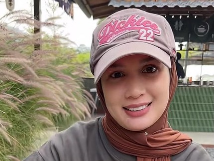 Dea Annisa Tampil Cantik Berhijab saat Honeymoon usai Nikah