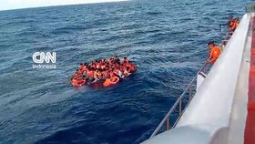 Detik-detik Basarnas Evakuasi Korban Kebakaran KMP Putri Yasmin