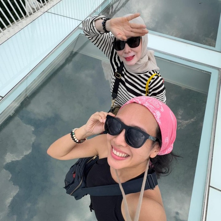 <p>Selama di Gunung Tianmen, Dhea dan ibundanya juga menyempatkan diri untuk berjalan di Glass Skywalk atau jalur untuk berjalan di kaca transparan. Dhea dan sang Bunda terlihat sangat berani berjalan di kaca transparan ini. "<em>zhangjiajie grand canyon glass bridge</em>? (<em>yes</em>)<br />buat gue dan bunovi yg gak takut ketinggian, ini lumayan bikin ngilu sedikit kalo liat langsung kebawah&hellip; transparan banget gaes, tapi kita ogah rugi, jadi jalan teroooos... seruuuuuu bgt!!!" ungkap Dhea. (Foto: Instagram @dea_ananda)</p>