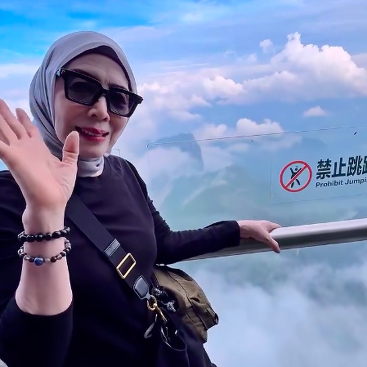<p>Dhea tidak sendiri. Perempuan 40 tahun ini liburan ke China bersama sang Bunda. Dhea bahkan mengajak ibundanya mendaki Gunung Tianmen dengan naik eskalator. Perlu diketahui, Gunung Tianmen ini memiliki 999 anak tangga yang curam, sehingga pemerintah setempat menyediakan eskalator untuk membantu wisatawan sampai ke puncak. (Foto: Instagram @dea_ananda)</p>