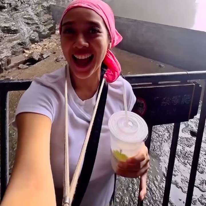<p>Artis Dhea Ananda baru-baru ini membagikan momen saat berlibur di China. Bunda satu anak ini mengunggah video saat mengunjungi Gunung Tianmen di Zhangjiajie, yang dikenal dengan 'Gerbang Surga' dan pemandangan indah. (Foto: Instagram @dea_ananda)</p>