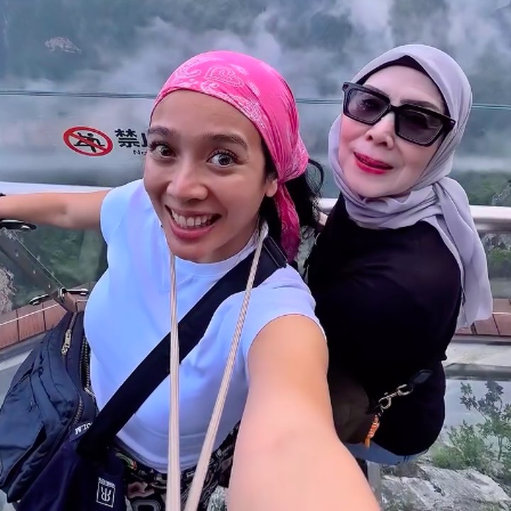 <p>Liburan di China ini tampaknya begitu berkesan bagi Dhea. Selain dapat mengunjungi tempat wisata populer di Negeri Tirai Bambu, Dhea juga bisa <em>quality time</em> dengan ibundanya. (Foto: Instagram @dea_ananda)</p>