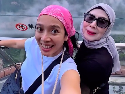 Serunya Dhea Ananda Ajak Ibunda Liburan ke China, Daki Gunung Naik Eskalator
