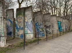 Di Mana Saja Sisa Tembok Berlin Berada?