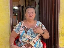 Jadi Tukang Gosip Profesional, Ibu Ini Bisa Beli 2 Rumah!