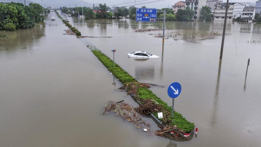 Foto udara banjir akibat hujan deras nan dibawa oleh Topan Dolphin di Kota Yantou, Kabupaten Yongjia, Wenzhou, Provinsi Zhejiang, China, Senin (10/8/2026). (China Daily via REUTERS)