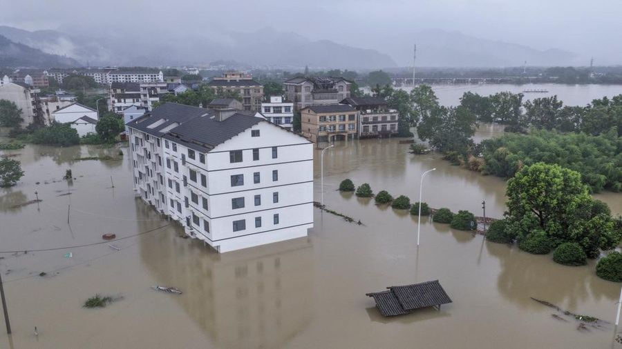 Foto udara banjir akibat hujan deras nan dibawa oleh Topan Dolphin di Kota Yantou, Kabupaten Yongjia, Wenzhou, Provinsi Zhejiang, China, Senin (10/8/2026). (China Daily via REUTERS)