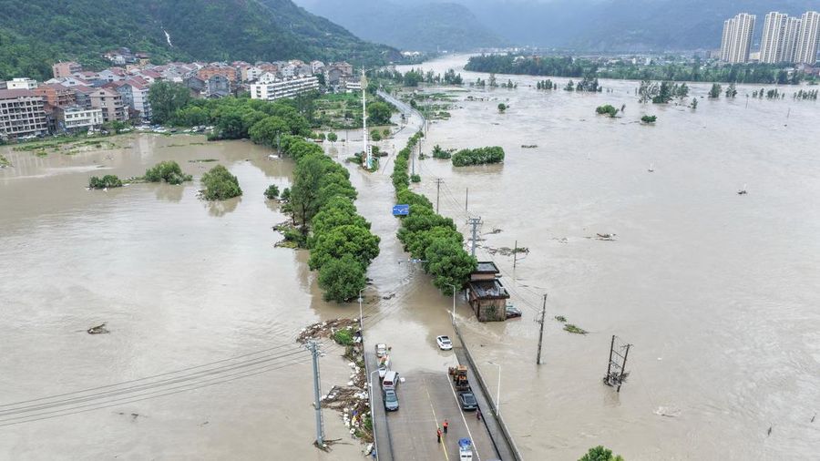 Foto udara banjir akibat hujan deras nan dibawa oleh Topan Dolphin di Kota Yantou, Kabupaten Yongjia, Wenzhou, Provinsi Zhejiang, China, Senin (10/8/2026). (China Daily via REUTERS)