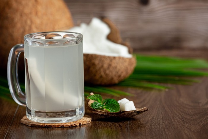 air kelapa termasuk dalam daftar minuman terbaik di pagi hari untuk kulit sehat.