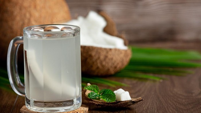 air kelapa termasuk dalam daftar minuman terbaik di pagi hari untuk kulit sehat.