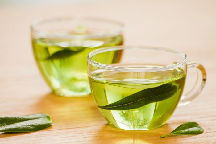 Teh hijau mengandung katekin, khususnya EGCG (epigallocatechin gallate) yang melindungi kulit dari stres oksidatif, mengurangi peradangan, dan meningkatkan elastisitas kulit.