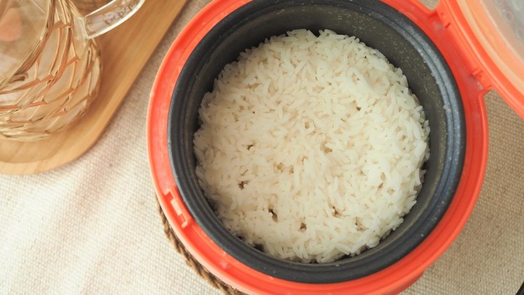 Ilustrasi nasi uduk rice cooker