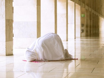 Tata Cara Sujud Sahwi, Bacaan dan Syarat Melakukannya