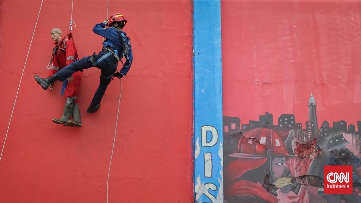 Petugas Damkar se-DKI bertarung adu ketangkasan dalam penanggulangan kebakaran dan penyelamatan pada kegiatan Jakarta Fire Fighter Challenge  2026.