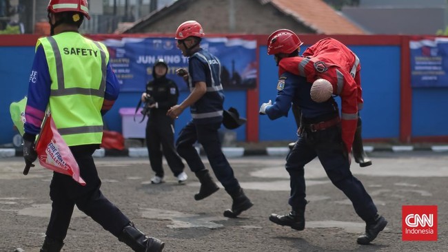 Petugas Damkar se-DKI bertarung adu ketangkasan dalam penanggulangan kebakaran dan penyelamatan pada kegiatan Jakarta Fire Fighter Challenge  2026.