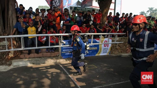 Petugas Damkar se-DKI bertarung adu ketangkasan dalam penanggulangan kebakaran dan penyelamatan pada kegiatan Jakarta Fire Fighter Challenge  2026.