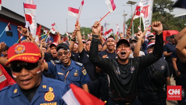 Petugas Damkar se-DKI bertarung adu ketangkasan dalam penanggulangan kebakaran dan penyelamatan pada kegiatan Jakarta Fire Fighter Challenge  2026.