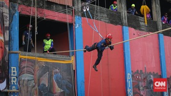 Petugas Damkar se-DKI bertarung adu ketangkasan dalam penanggulangan kebakaran dan penyelamatan pada kegiatan Jakarta Fire Fighter Challenge  2026.