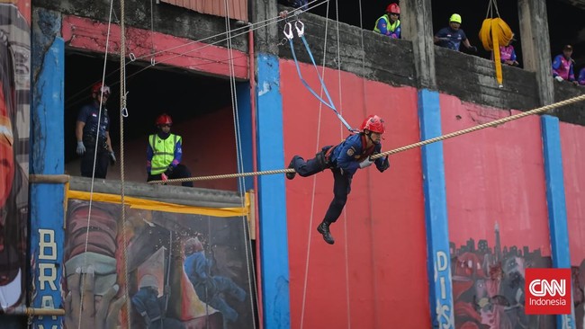Petugas Damkar se-DKI bertarung adu ketangkasan dalam penanggulangan kebakaran dan penyelamatan pada kegiatan Jakarta Fire Fighter Challenge  2026.