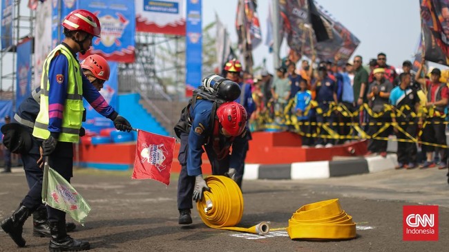 Petugas Dinas Penanggulangan Kebakaran dan Penyelamatan (Gulkarmat) DKI Jakarta perwakilan dari lima wilayah kota administrasi mengikuti Jakarta Firefighter Challenge 2026 di Pusdiklat Gulkarmat, Ciracas, Jakarta Timur, Rabu (12/08/2026). Lomba yang