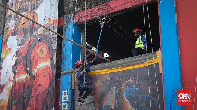 Petugas Damkar se-DKI bertarung adu ketangkasan dalam penanggulangan kebakaran dan penyelamatan pada kegiatan Jakarta Fire Fighter Challenge  2026.