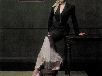 Jaket dan rok dari koleksi Ralph Lauren dengan silk heels dari Dior, dinilai berhasil memvisualisasikan karakter Daisy Edgar Jones dalam filmnya yang bisa kita temui di bulan September tahun ini/Foto: instagram.com/@daisyedgarjones