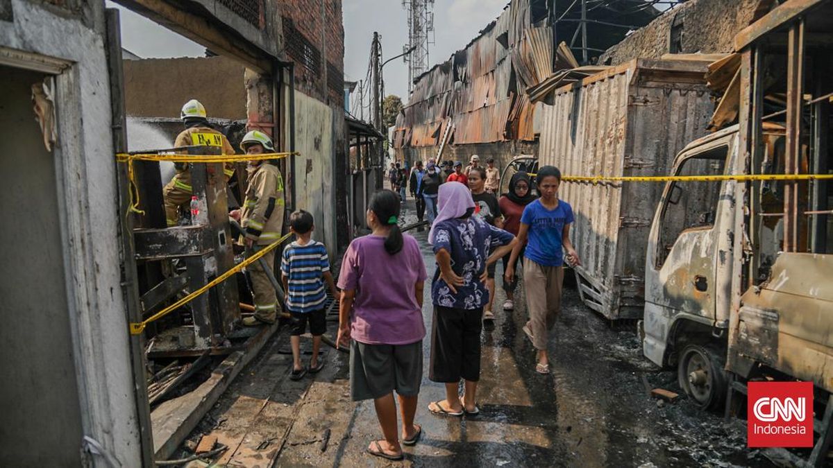 FOTO: Berjibaku Padamkan Kebakaran Pabrik Bingkai di Duren Sawit