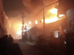 Pabrik Bingkai di Duren Sawit Jaktim Kebakaran, 22 Unit Damkar Dikerahkan