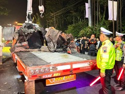 Truk Tronton Oleng Hantam 3 Motor di JLS Salatiga, 1 Orang Tewas