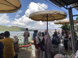 Keluarga Penumpang KMP Putri Yasmin Tunggu Kabar di Pelabuhan Lembar