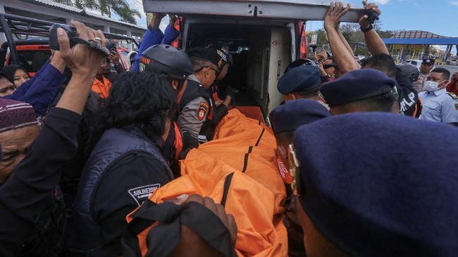 KM Putri Yasmin Terbakar di Perairan Lombok Barat