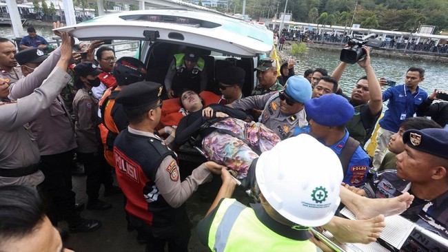 KM Putri Yasmin Terbakar di Perairan Lombok Barat