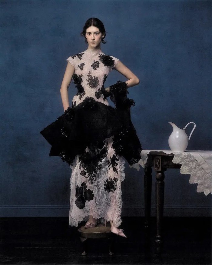 Koleksi dari rumah mode ternama, Dior oleh Jonathan Anderson turut dikenakan oleh Daisy, dengan Szilveszter Mak&oacute; sebagai fotografer sekaligus Art Director/Foto: instagram.com/@daisyedgarjones