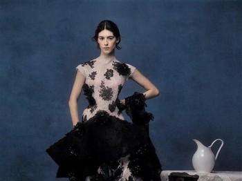 Koleksi dari rumah mode ternama, Dior oleh Jonathan Anderson turut dikenakan oleh Daisy, dengan Szilveszter Mak&oacute; sebagai fotografer sekaligus Art Director/Foto: instagram.com/@daisyedgarjones