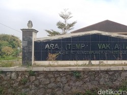 Suram! Barak Pengungsi Koripan Sleman Kena Vandalisme-Plafon Rontok
