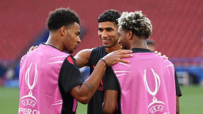Soccer Football - UEFA Super Cup - Paris St Germain Training - Stadion Salzburg, Salzburg, Austria - August 11, 2026 Paris St Germain's Achraf Hakimi, Desire Doue and Ibrahim Mbaye during training. REUTERS/Gintare Karpaviciute