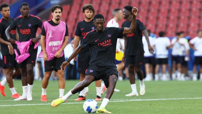 Soccer Football - UEFA Super Cup - Paris St Germain Training - Stadion Salzburg, Salzburg, Austria - August 11, 2026 Paris St Germain's Ousmane Dembele during training. REUTERS/Gintare Karpaviciute