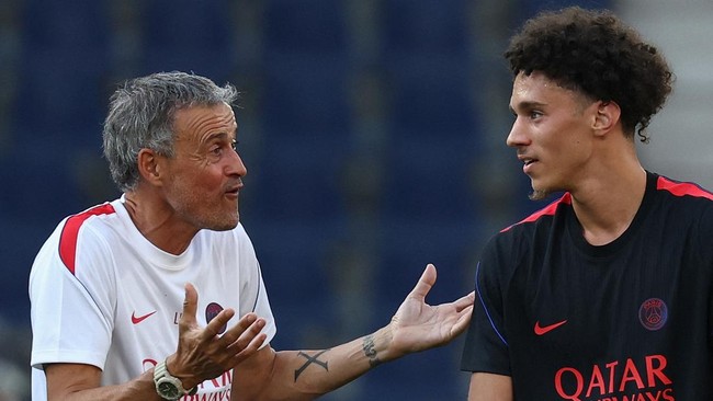 Paris Saint-Germain's Spanish coach Luis Enrique (L) speaks with Paris Saint-Germain's new French midfielder #11 Maghnes Akliouche during a training session on August 11, 2026, the eve of the UEFA Supercup football match between Champions League winn