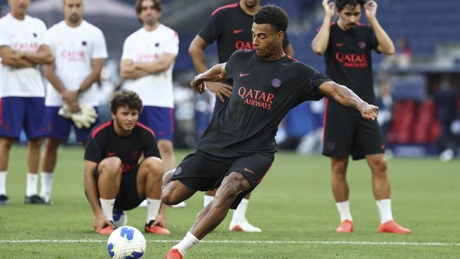 Paris Saint-Germain's players including French midfielder #14 Desire Doue practice shooting during a training session on August 11, 2026, the eve of the UEFA Supercup football match between Champions League winners Paris Saint Germain (PSG) and Europ