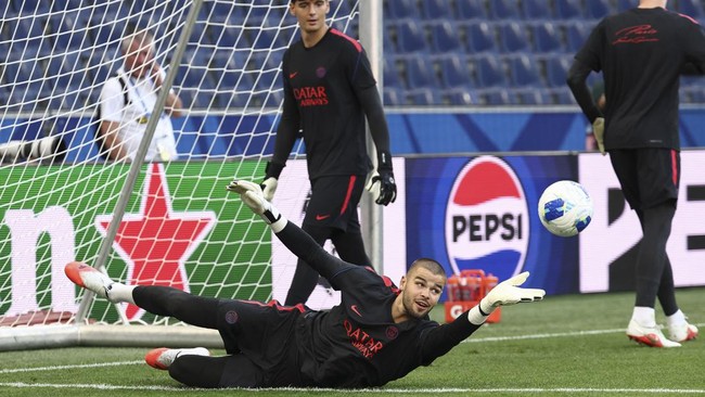 Paris Saint-Germain's French goalkeeper #30 Lucas Chevalier dives for the ball in front of Paris Saint-Germain's new Italian goalkeeper #16 Alessandro Longoni take part in a training session on August 11, 2026, the eve of the UEFA Supercup football m