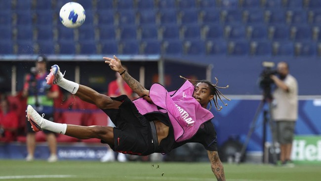 Paris Saint-Germain's French forward #29 Bradley Barcola takes part in a training session on August 11, 2026, the eve of the UEFA Supercup football match between Champions League winners Paris Saint Germain (PSG) and Europa League winners Aston Villa
