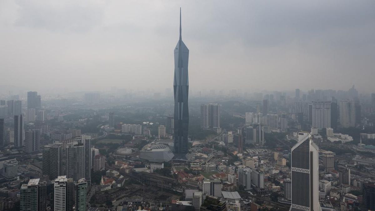 FOTO: Malaysia Diselimuti Kabut Asap Imbas Kebakaran Hutan di RI
