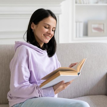 4 Manfaat Rutin Membaca Buku 20 Menit Setiap Pagi